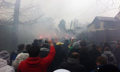 Фанаты «Локомотива» подбодрили команду перед дерби пиротехникой